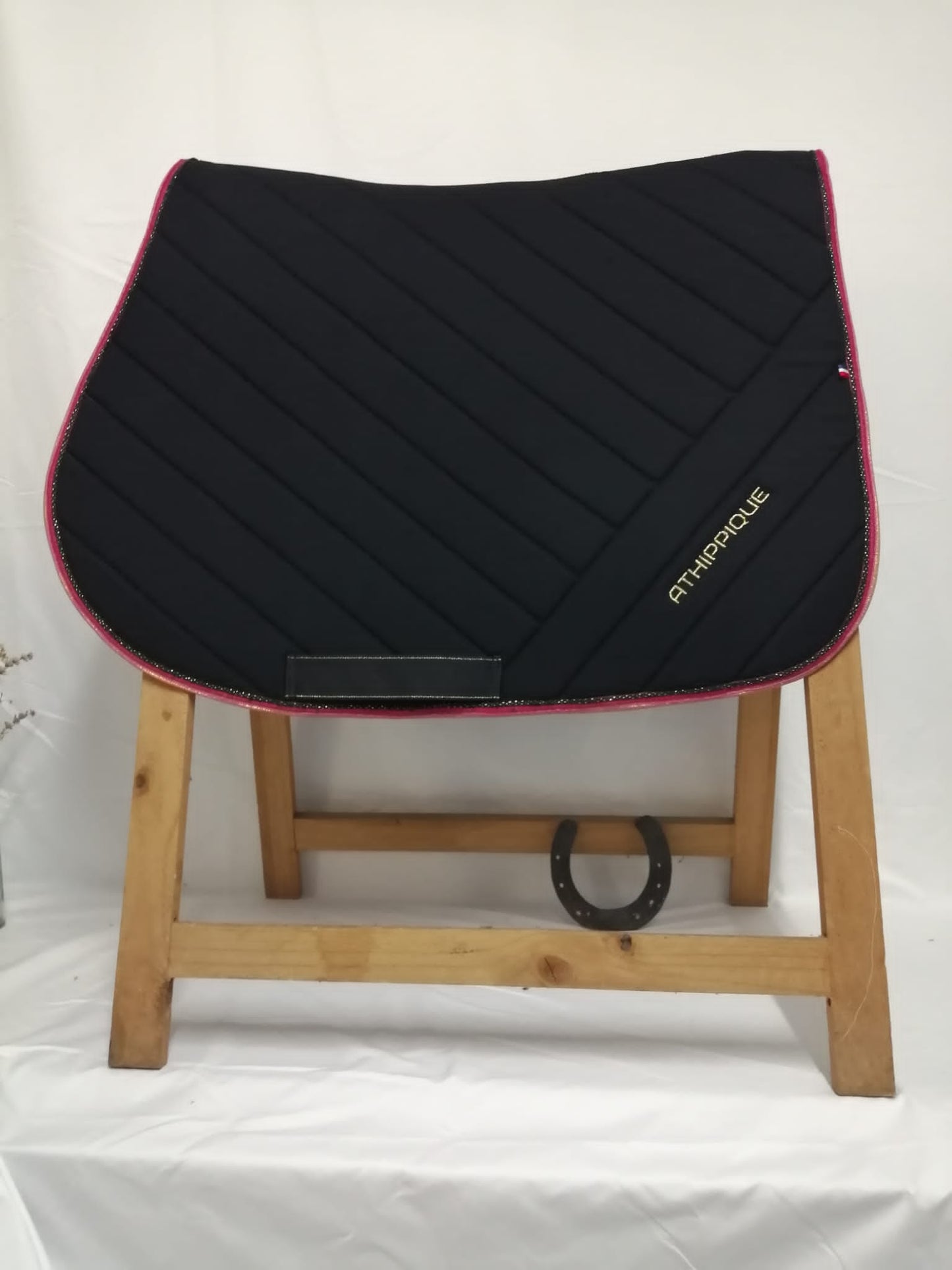 Tapis de selle noir brillant version velours rose fushia
