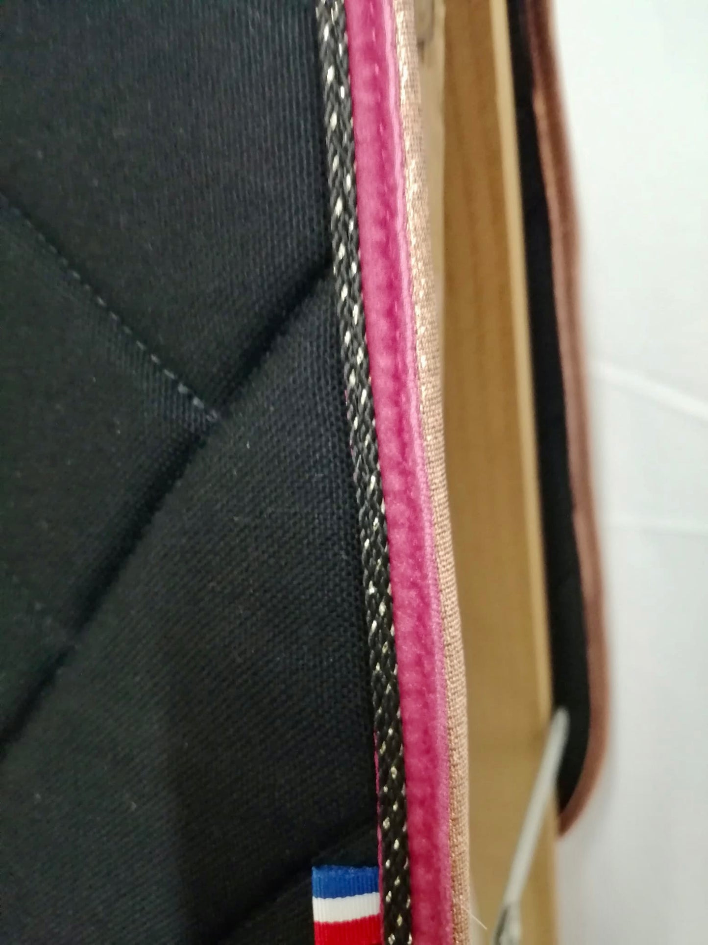 Tapis de selle noir brillant version velours rose fushia