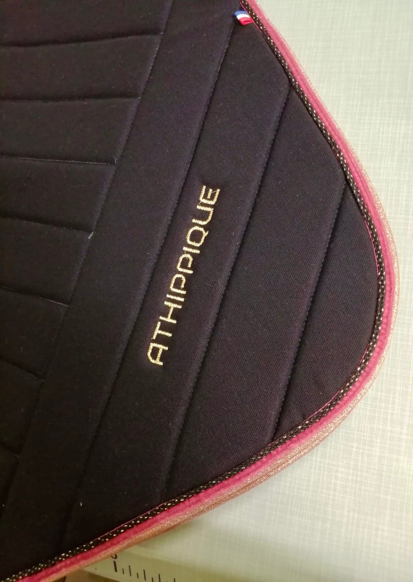 Tapis de selle noir brillant version velours rose fushia