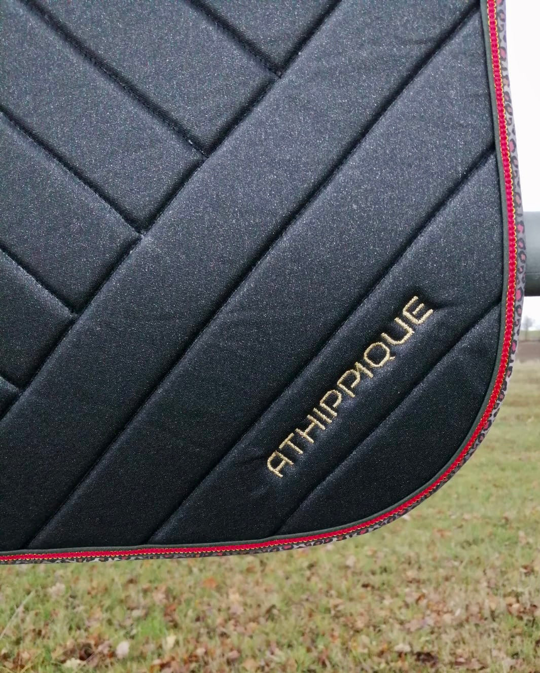 Tapis de selle noir pailleté version léopard