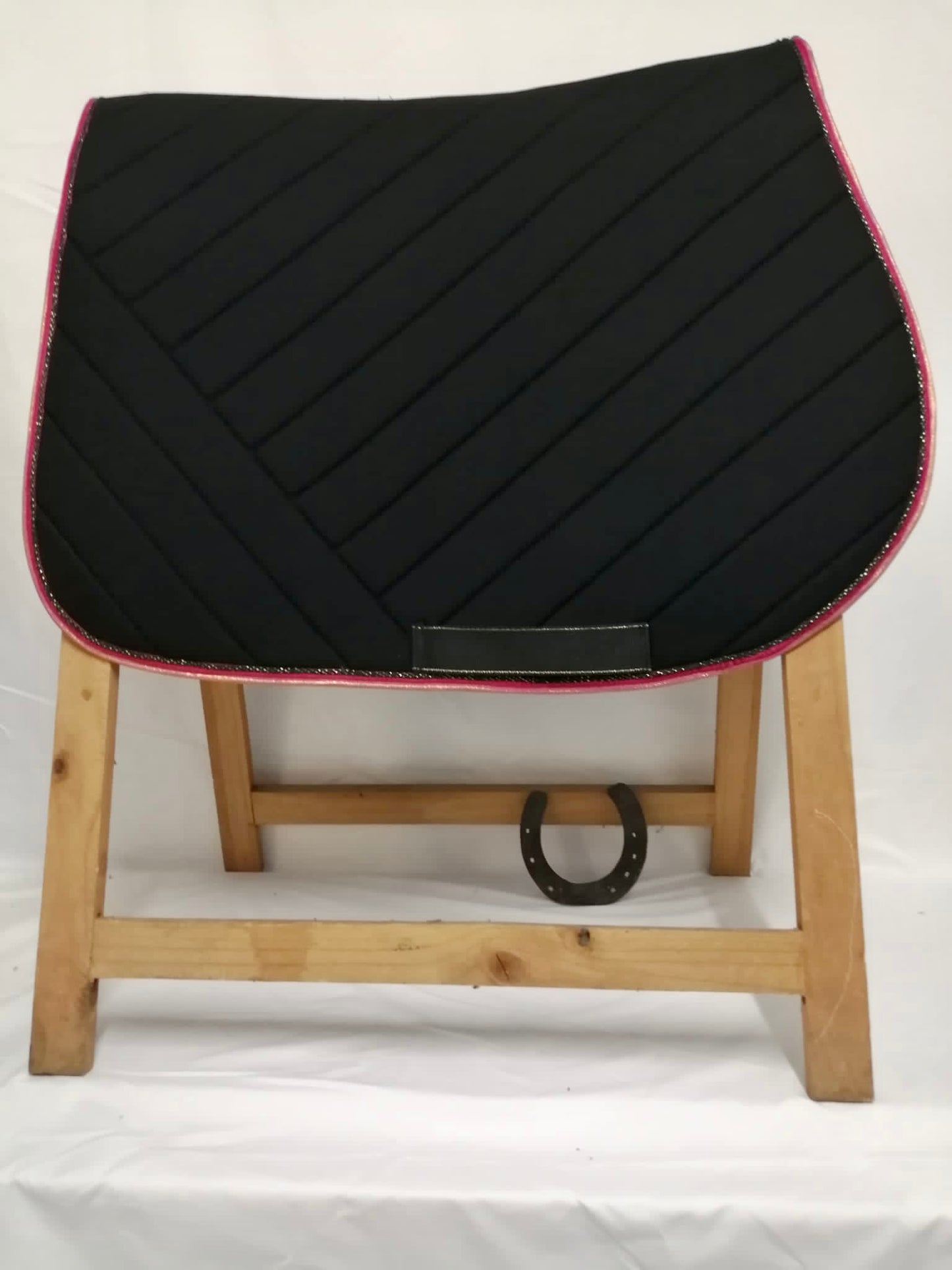 Tapis de selle noir brillant version velours rose fushia