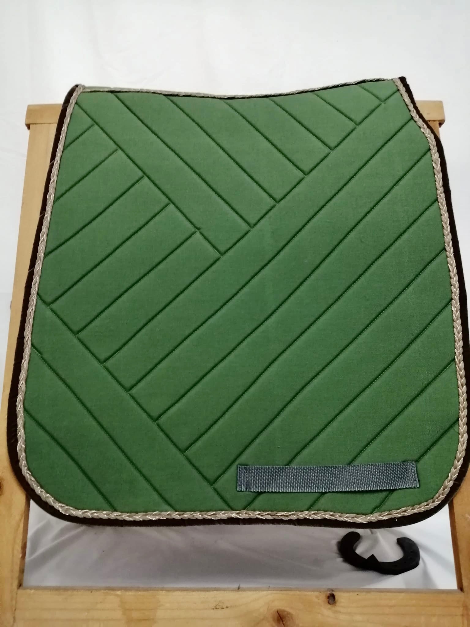 GEM Equitation - Tapis De Selle Velours Kaki - Myver Sellerie GEM Equitation - Tapis De Selle Velours Kaki - Myver Sellerie